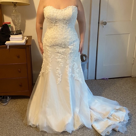 Wedding Dress - Picture 1 of 4